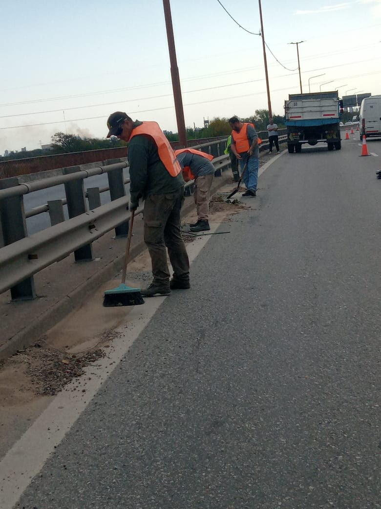 La Municipalidad realiza un operativo de limpieza en el cantero central 