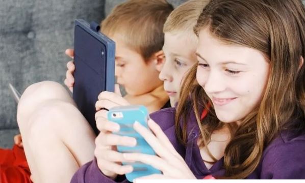 Prohíben el uso de celulares en escuelas primarias bonaerenses: cómo será la reglamentación y desde cuándo regirá