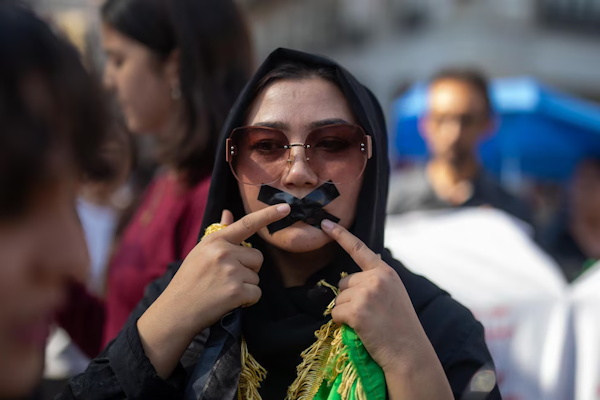 Talibanes prohiben libros escritos por mujeres en universidades de Afganistán