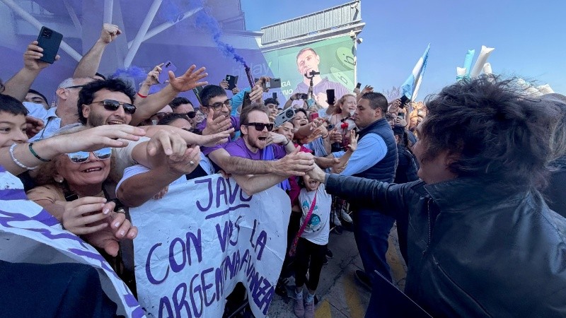 Incidentes durante la visita de Milei a Santa Fe: cambio de agenda y manifestantes detenidos