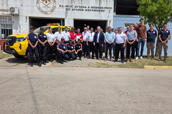El Gobierno Provincial entregó una nueva camioneta y equipamientos