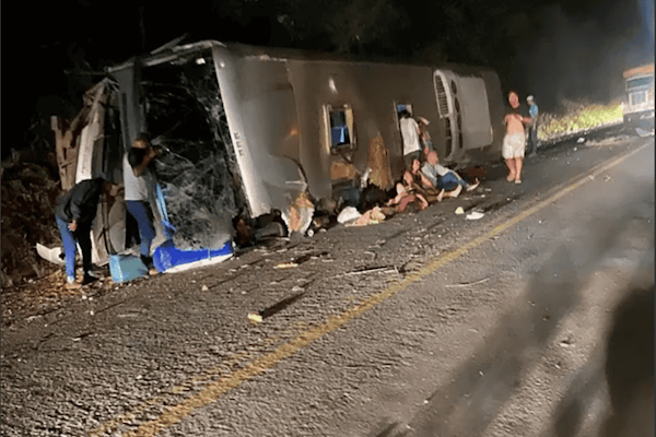 Brasil: 16 muertos y 17 heridos al volcar un colectivo turístico