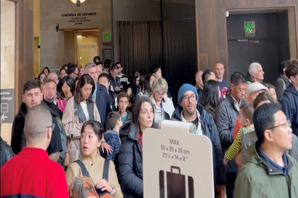 Evacuación del museo del Louvre tras el robo de las joyas