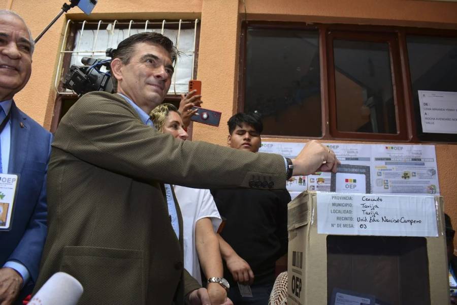 El Gobierno felicitó a Rodrigo Paz por su triunfo en las elecciones de Bolivia