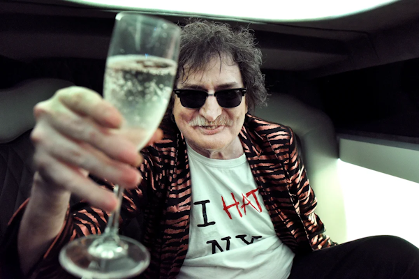Fanáticos de Charly García se citan en la puerta de su casa por su cumpleaños