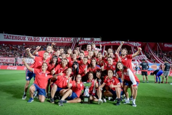 Los hinchas de Unión ovacionaron al plantel femenino en el 15 de Abril
