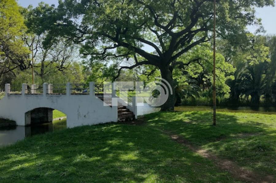 Le robaron el arma reglamentaria a un policía en la zona del Parque Garay