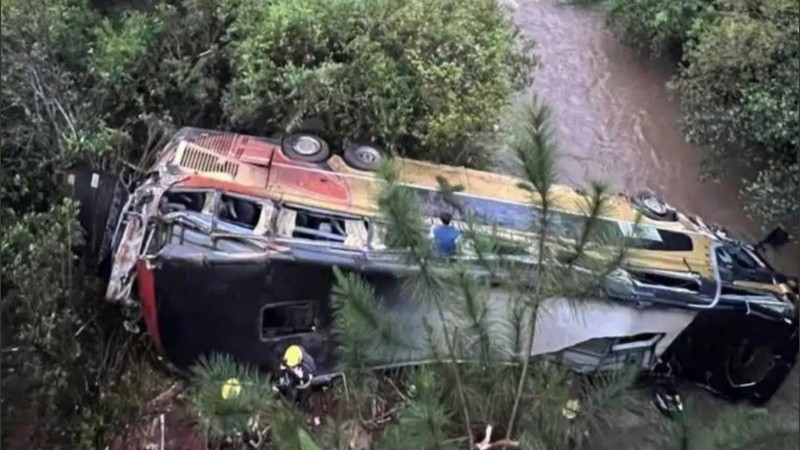 Un micro de larga distancia cayó a un arroyo en Misiones y hay al menos siete muertos