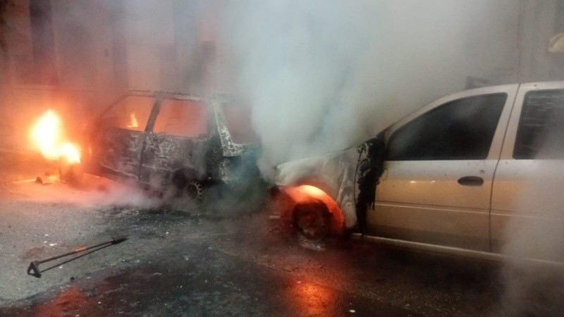 Ardieron tres autos durante la madrugada en barrios Martin y Saladillo