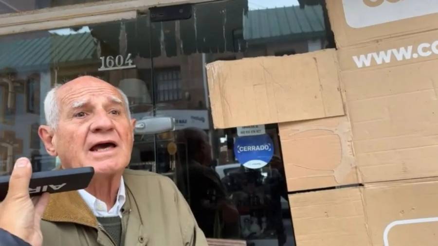 Le destrozaron la vidriera de la regalería y pasó la noche en la puerta