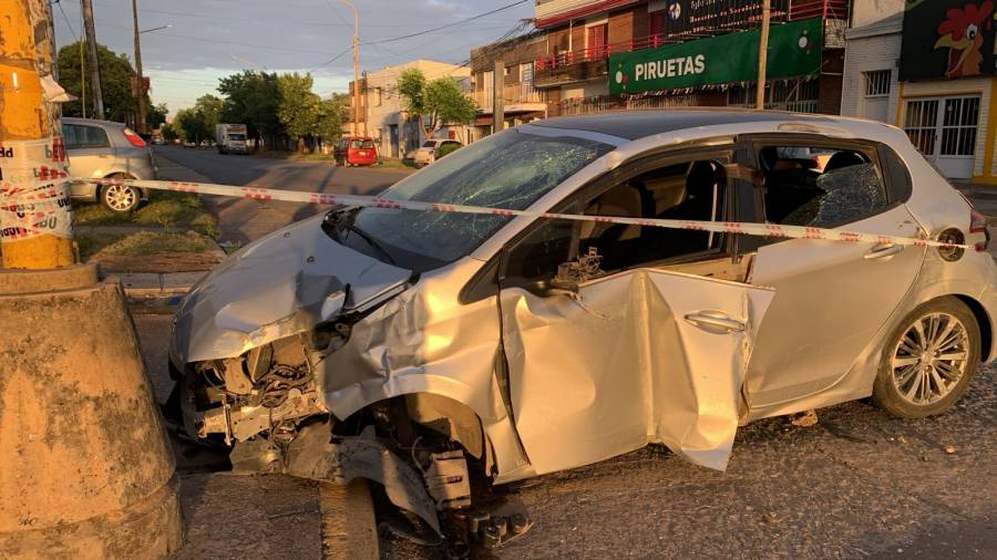Perdió el control del auto y chocó contra una garita de colectivos