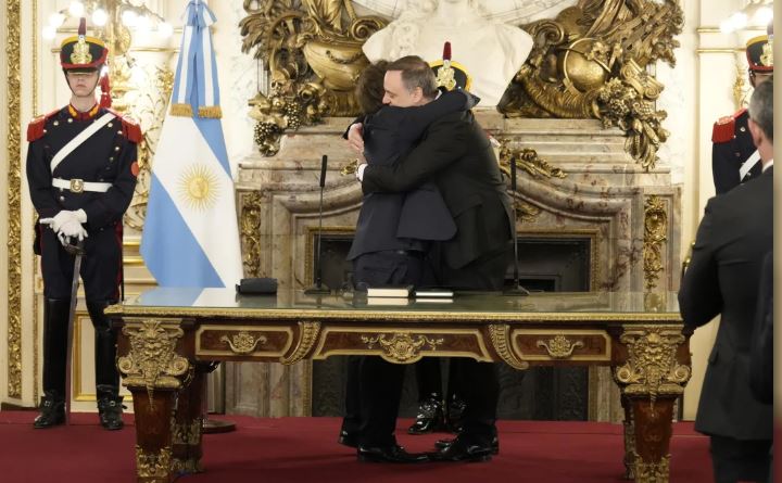 Javier Milei le tomó juramento a Manuel Adorni, quien asumió la Jefatura de Gabinete en lugar de Francos