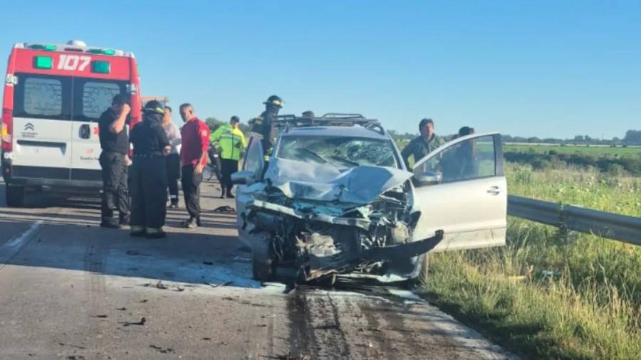 Fuerte choque en Circunvalación oeste: se incendió una camioneta 