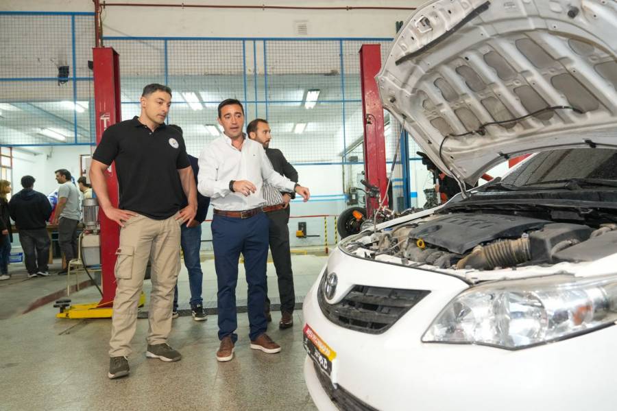 Provincia le entregó a una escuela técnica vehículos decomisados al delito para la formación de sus estudiantes