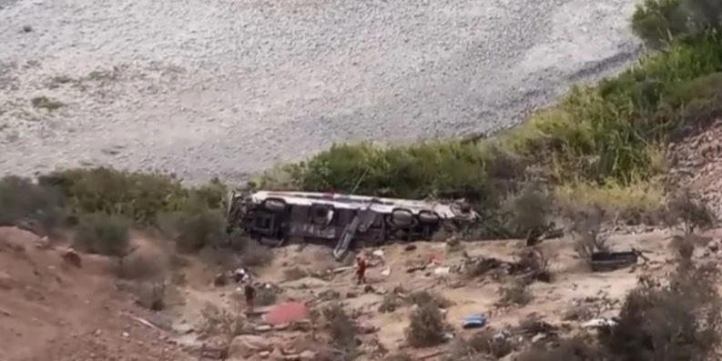 Tragedia en Perú: al menos 37 muertos tras la caída de un colectivo por un barranco