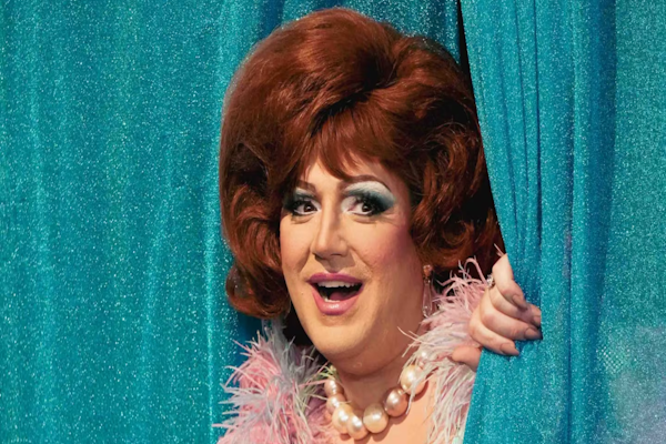 La increíble transformación de Damián Betular para “Hairspray”