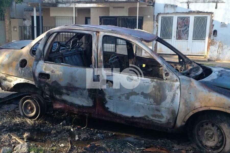 Dos motociclistas incendiaron un auto en plena calle