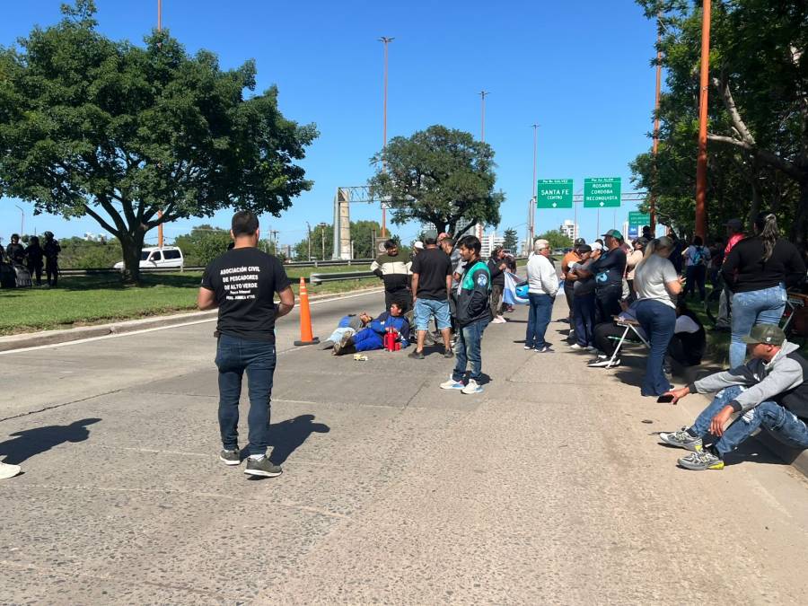 Pescadores se concentran en el acceso a la ciudad por la ruta nacional 168