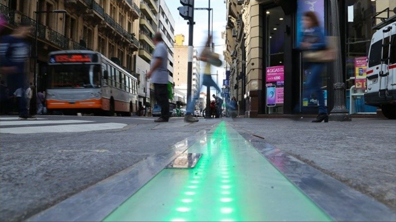 Retiraron el semáforo de piso en la peatonal: fin de una prueba que duró ocho años
