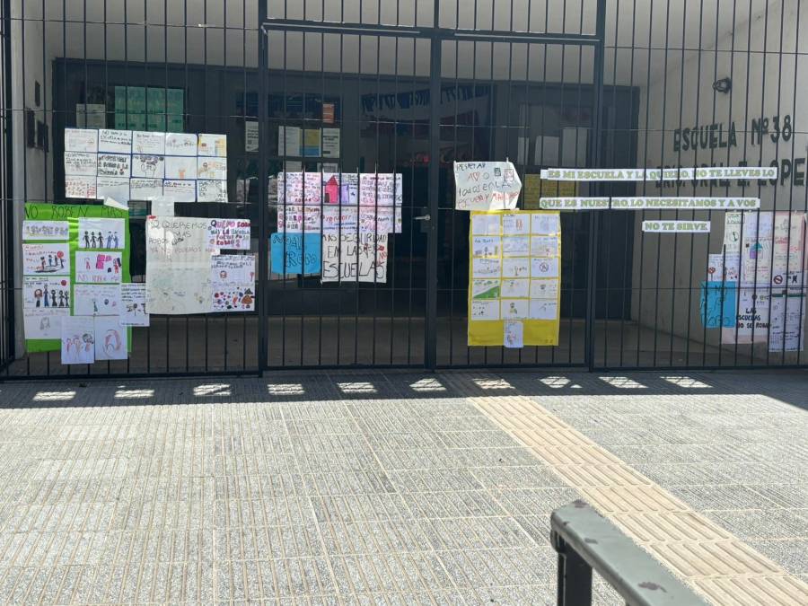 Alumnos de la Escuela General López colocaron carteles para que no les roben más