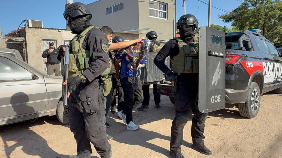 La Policía de Investigaciones detuvo a dos personas: un hombre por estafas y otro por microtráfico