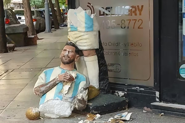 Destrozaron una estatua de Messi