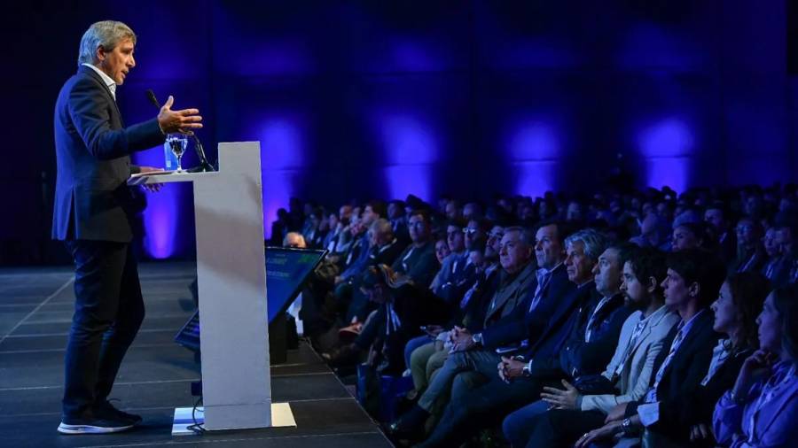 Caputo se refirió a la adquisición de reservas y confirmó que negocia con bancos internacionales un préstamo