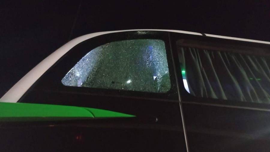 Ataque a piedrazos contra un colectivo que trasladaba policías en Arroyo Leyes