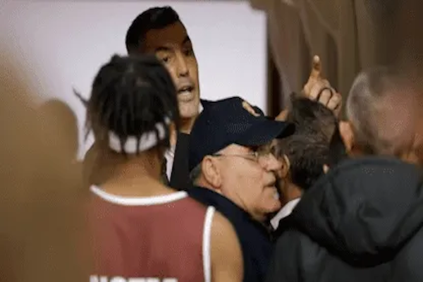 Scola fue agredido en un partido de básquet en Italia