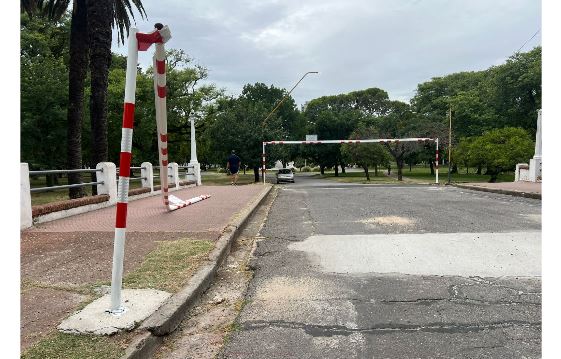 Una camioneta tumbó el arco recién colocado en el Parque Garay