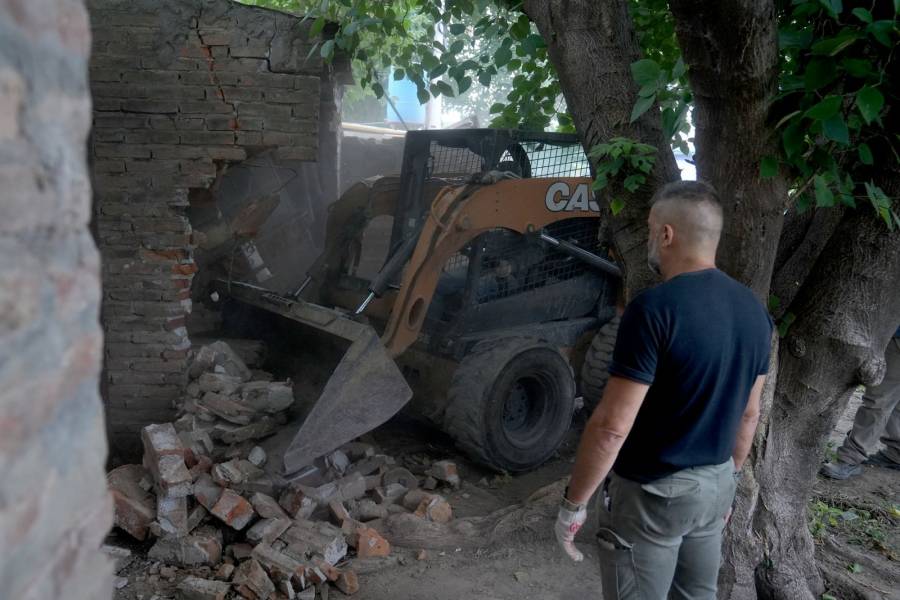 Provincia derribó una propiedad que era búnker de venta de drogas y aguantadero de delincuentes