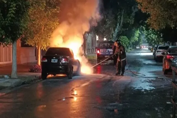  Incendios de autos durante la madrugada 