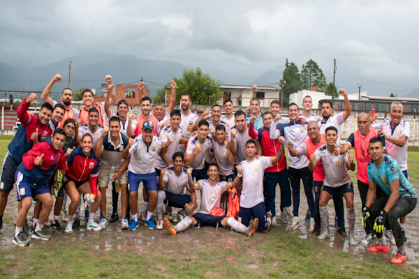 Tucumán: futbolistas ganaron y se sacaron una foto con armas