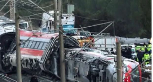 Tragedia ferroviaria en España: hallaron dos cuerpos entre los restos y la cifra de muertos asciende a 45