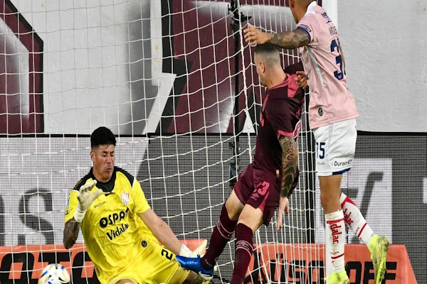 Unión luchó hasta el final, pero con un jugador menos no pudo y perdió ante Lanús