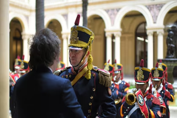 A los Granaderos: Javier Milei encabezó la entrega del sable corvo de San Martín