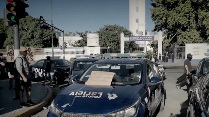 Se retoma la reunión entre funcionarios y representantes de policías