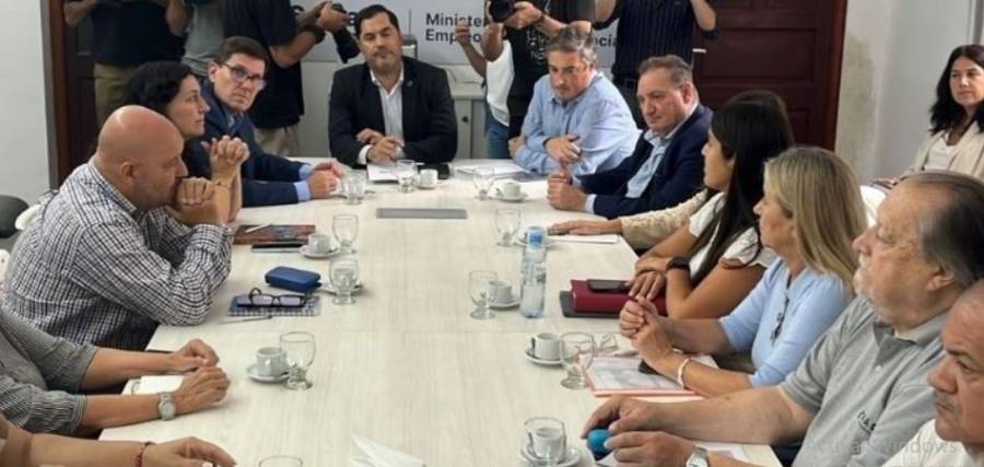 Docentes piden 33% de aumento o 
