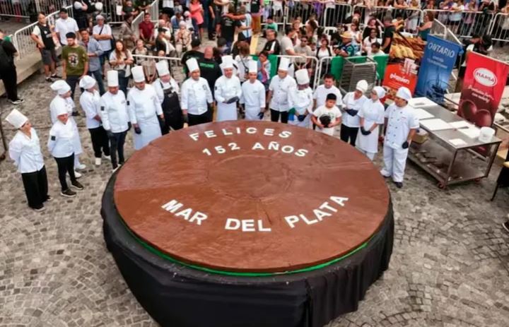Mar del Plata presentó un alfajor gigante de 720 kilos y va por el récord Guinness