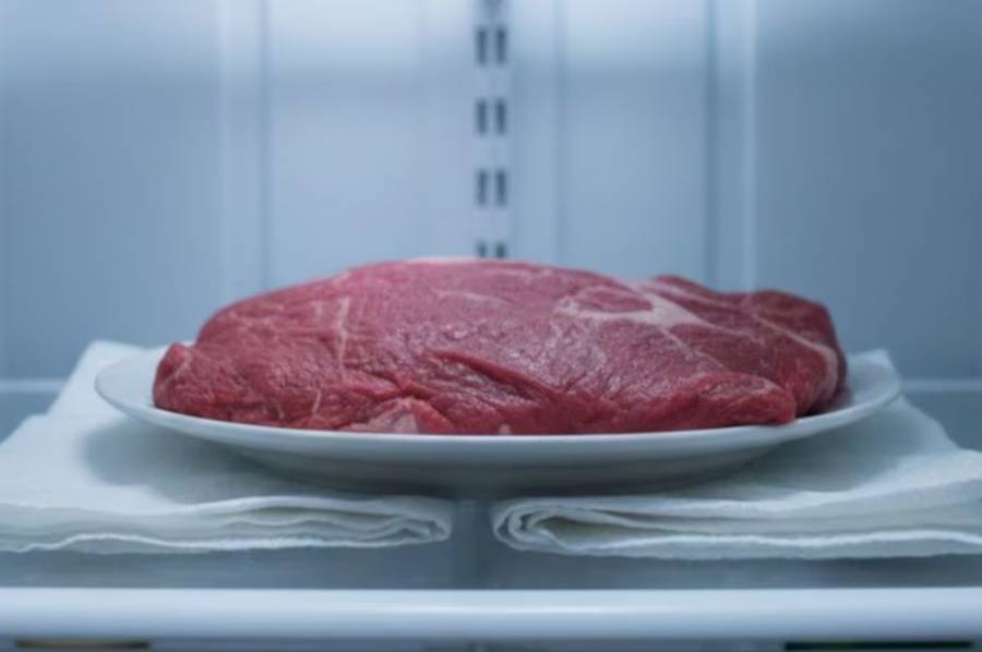 Por qué conviene poner papel de cocina debajo de la carne en la heladera