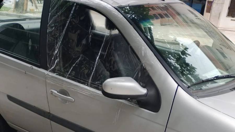 Robo en 9 de Julio y Obispo: rompieron el vidrio de un auto y revolvieron todo