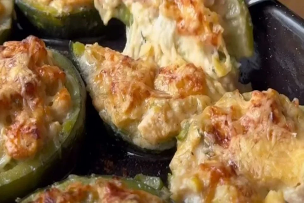 Zapallitos rellenos con pollo al verdeo