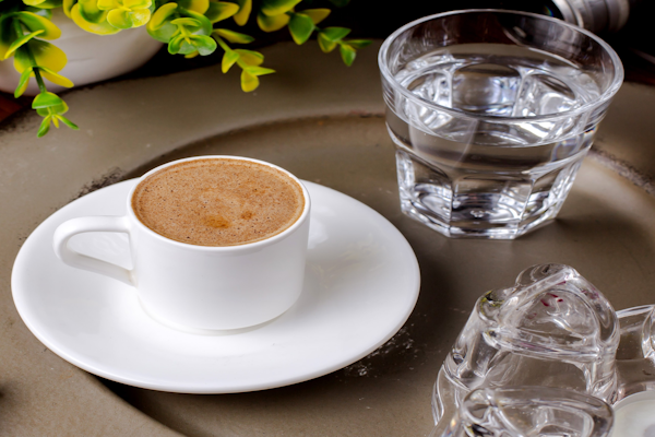 Agua o café al despertar: cómo hidratarse y regular el azúcar