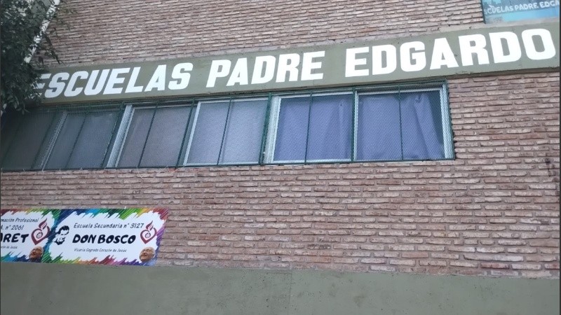 Colgaron un lienzo amenazante en la escuela del padre Montaldo