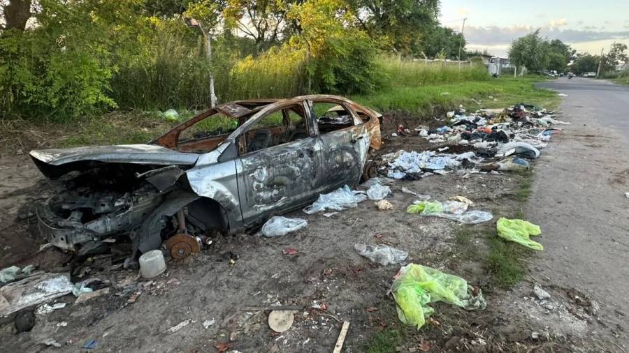 Reclaman que remuevan el auto quemado que lleva 40 días abandonado 
