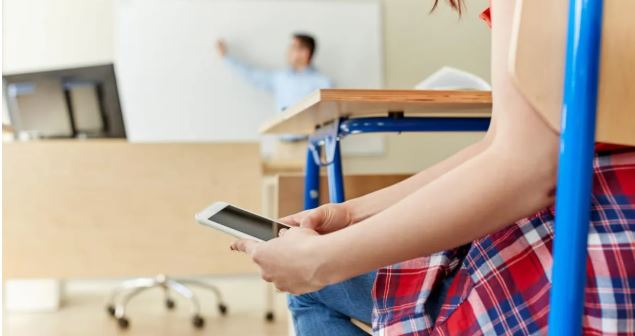 Santa Fe establece pautas para el uso de celulares en las escuelas y limita su utilización durante la jornada escolar