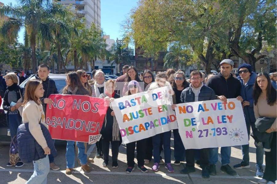 Prestadores de servicios en discapacidad realizan un paro por falta de pago