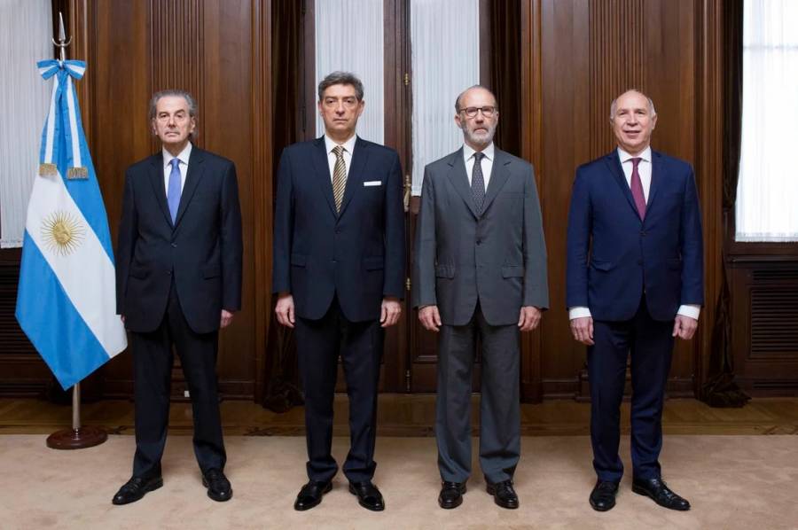 La Corte Suprema revocó la triple filiación de un niño
