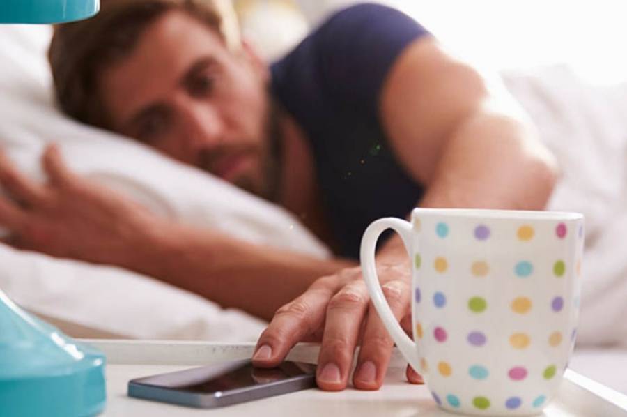 Cómo impacta el hábito de revisar el celular apenas te despertás