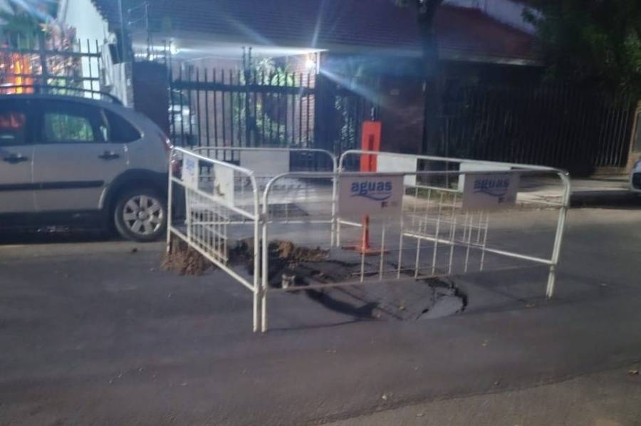 Vecinos se sorprendieron por un enorme socavón en 4 de Enero y Jujuy